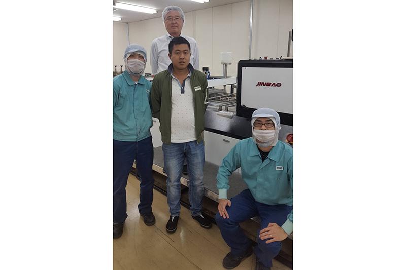 Cliente de Japón compra máquina para armado de cajas de cartón con visor para juguetes