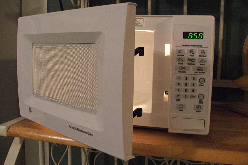 Máquina para impresiones sobre pantallas de dispositivos electrónicos