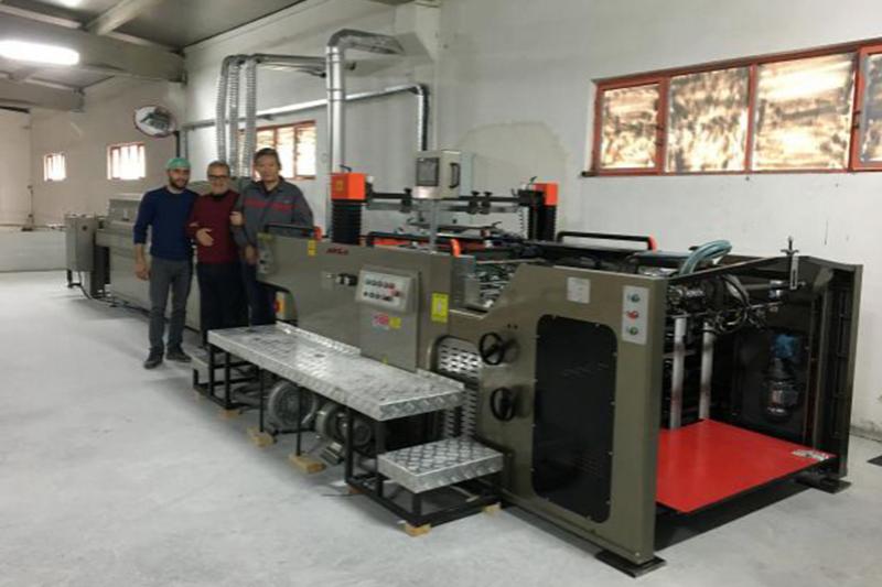 Cliente de Turquía compra máquina de serigrafía con UV parcial